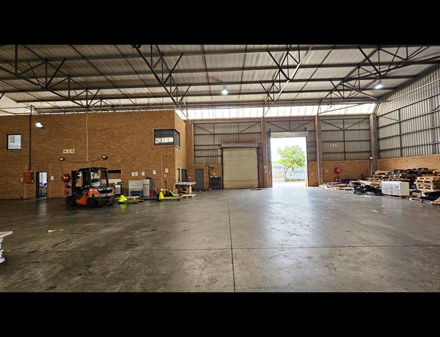 872M² WAREHOUSE TO LET IN JET PARK